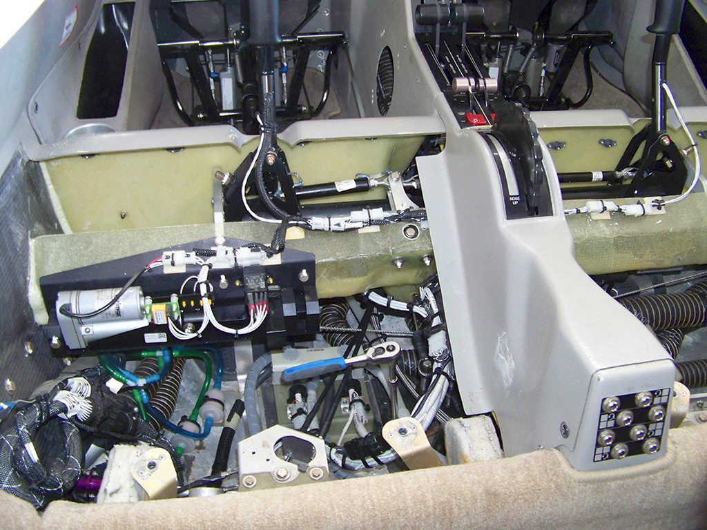 Vue intérieure d'une voiture montrant le tableau de bord, les sièges et le volant dans un design moderne.