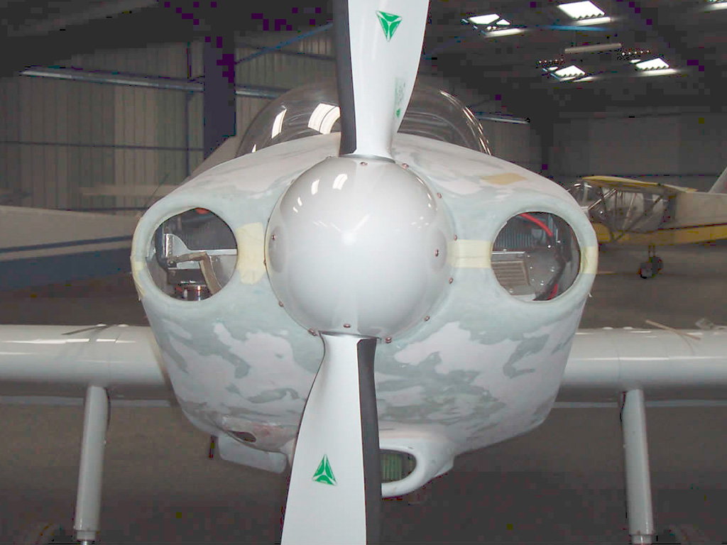 Un hélicoptère blanc équipé d'un petit moteur, soulignant son allure profilée et ses performances efficaces.