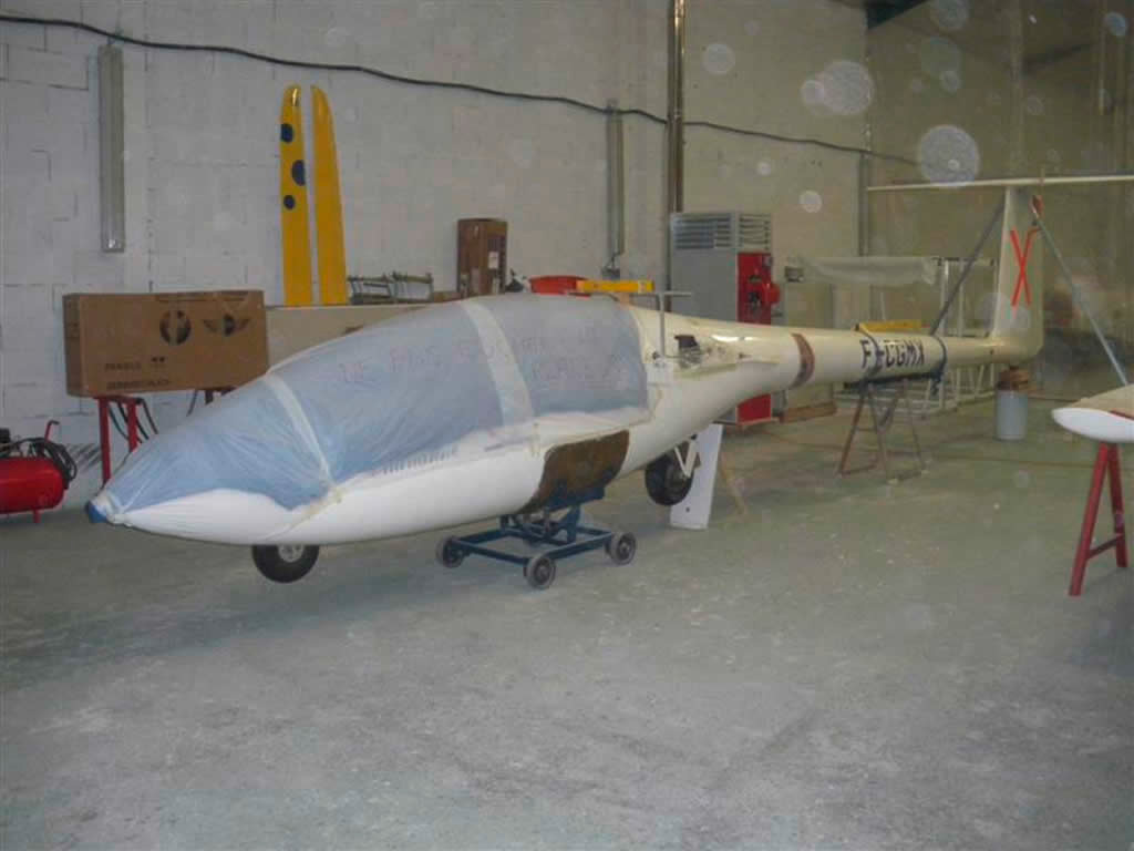 Un hélicoptère blanc équipé d'un petit moteur, soulignant son allure profilée et ses performances efficaces.