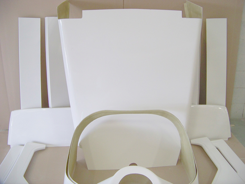 Un hélicoptère blanc doté d'un petit moteur, mettant en valeur sa structure légère et sa fonctionnalité en vol.