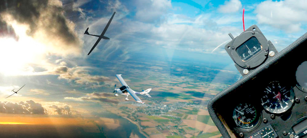 Un avion survole un paysage pittoresque, offrant une vue du cockpit et du pilote à l'intérieur.